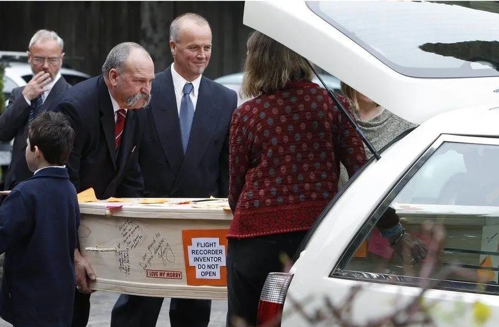 戴维·沃伦的棺木。来源：路透社