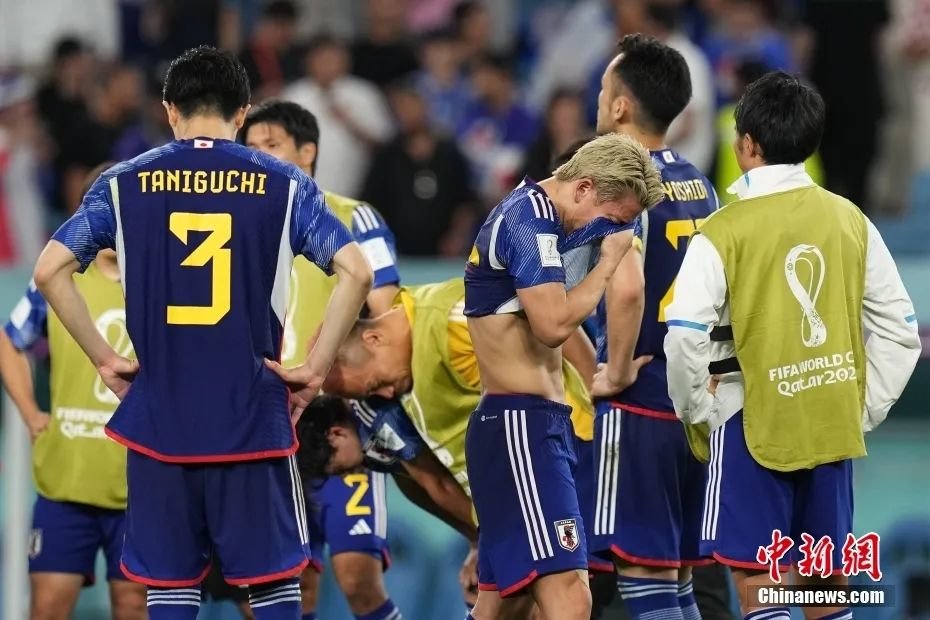 图为日本球员在终场哨响后情绪低落。中新社记者崔楠摄