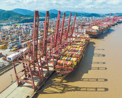 浙江宁波舟山港穿山港区集装箱码头作业场景.汤健凯摄