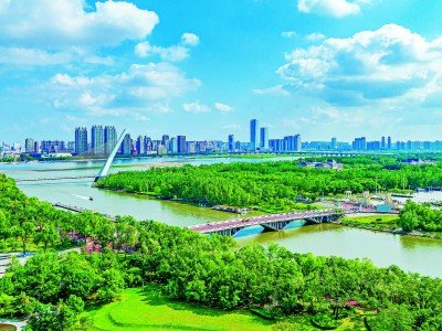 从黑龙江省哈尔滨市太阳岛公园上空俯瞰松花江两岸。傅强摄/光明图片
