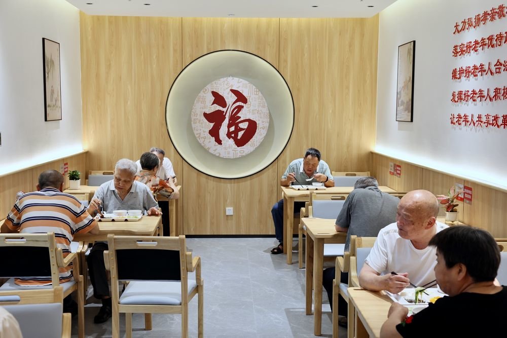 老人们在福建省福州市晋安区岳峰镇桂溪社区的一家老年食堂用餐（2022年6月21日摄）。新华社记者 姜克红 摄