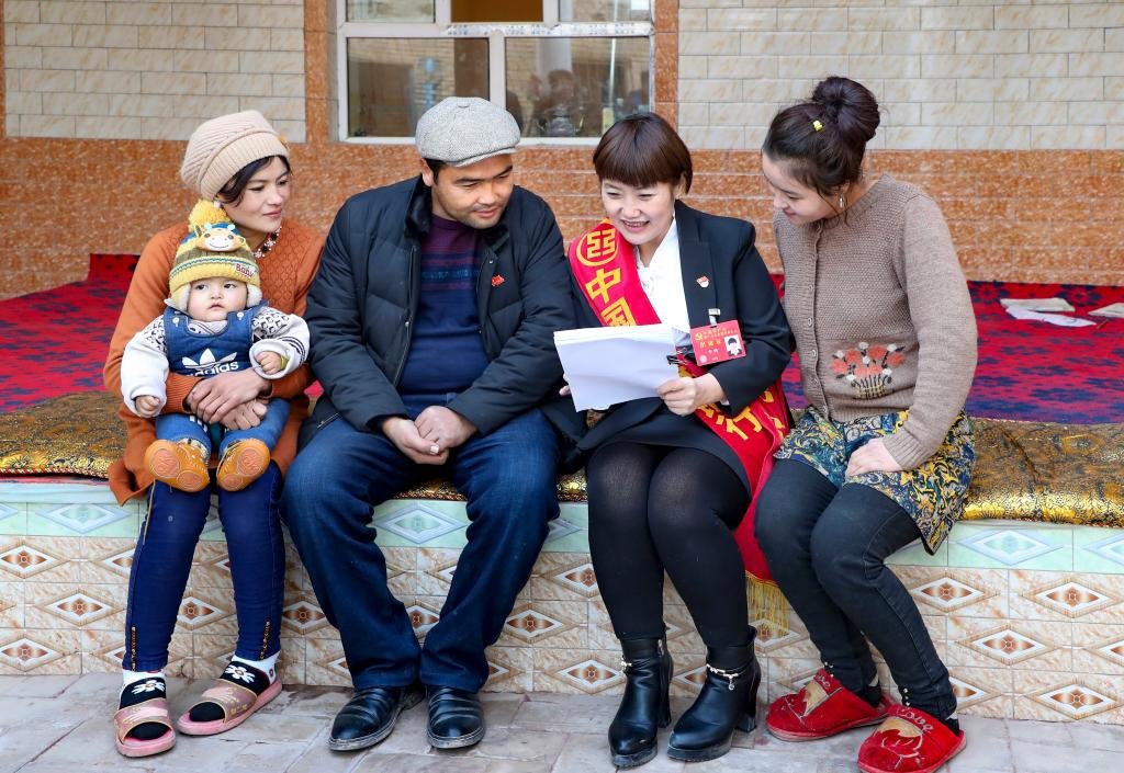 李鹏在新疆喀什地区疏勒县塔尕尔其乡塔尕尔其村向村民进行理论宣传（2017年12月摄）。新华社发