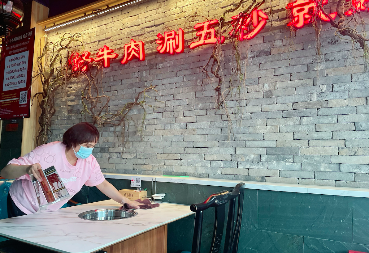 小木船潮汕牛肉火锅店店长陈琼。