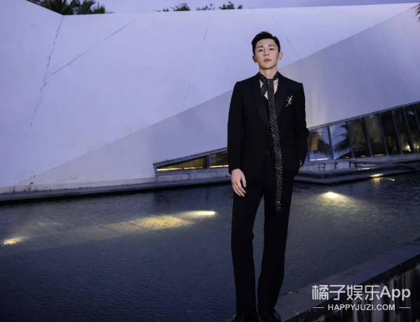 王大陆发型日常成灾难王嘉尔因礼服上热搜邓伦红毯中规中矩