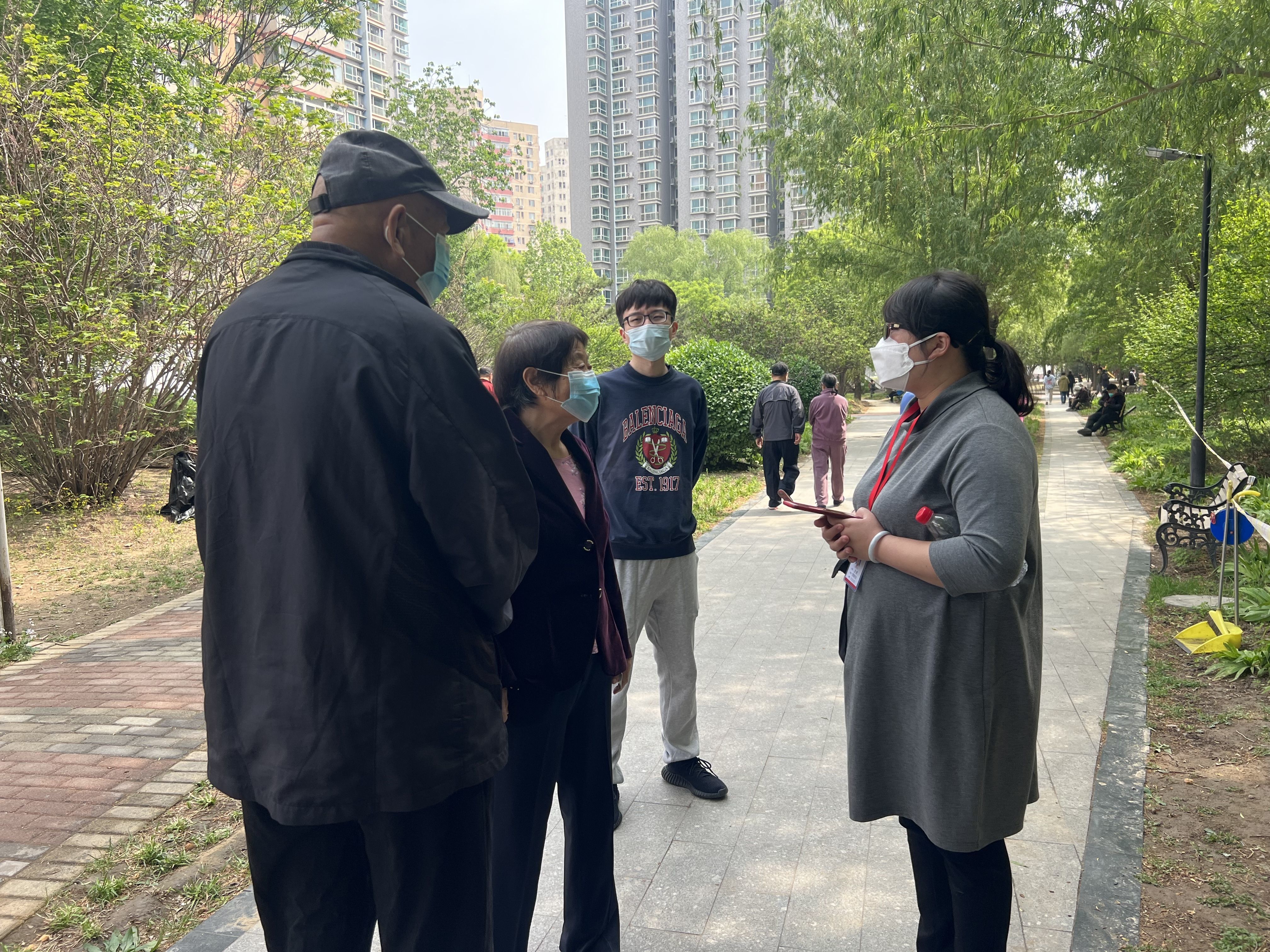 张娜（右）解答居民疑问。新京报记者 肖万里 摄