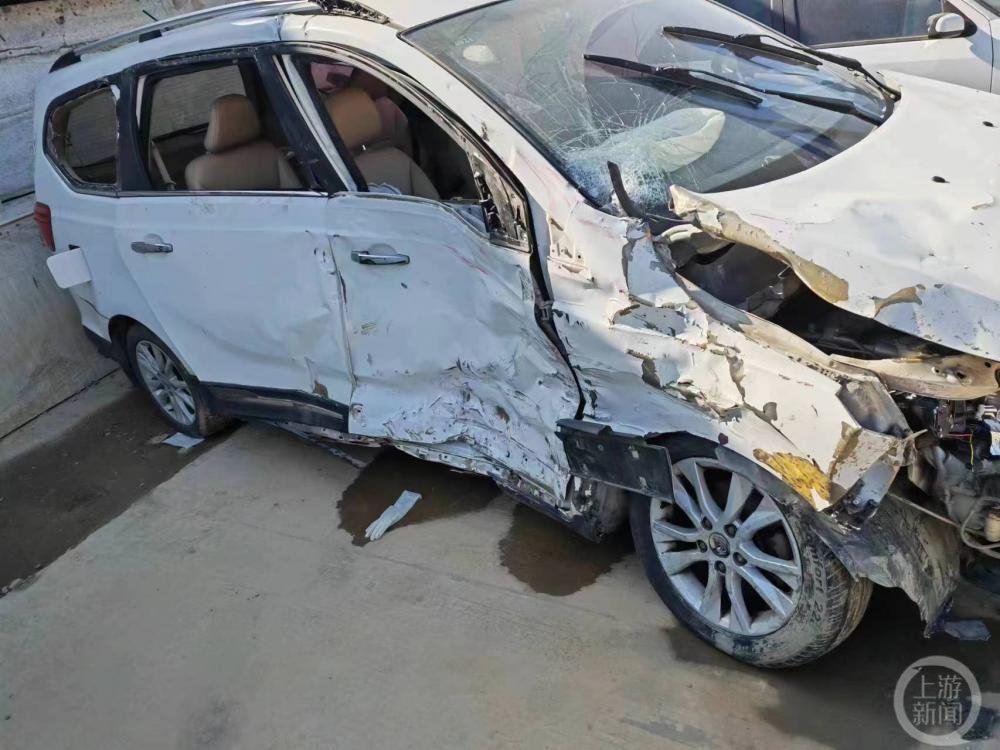 ▲救护车车头左侧与私家车副驾一侧相撞。图片来源/受访者供图