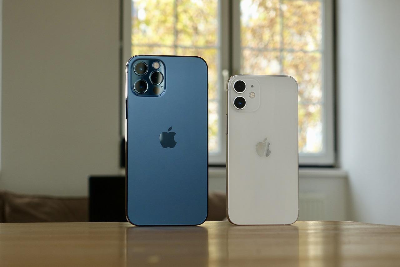 iphone-12-ga73a3e5ee_1280.jpg