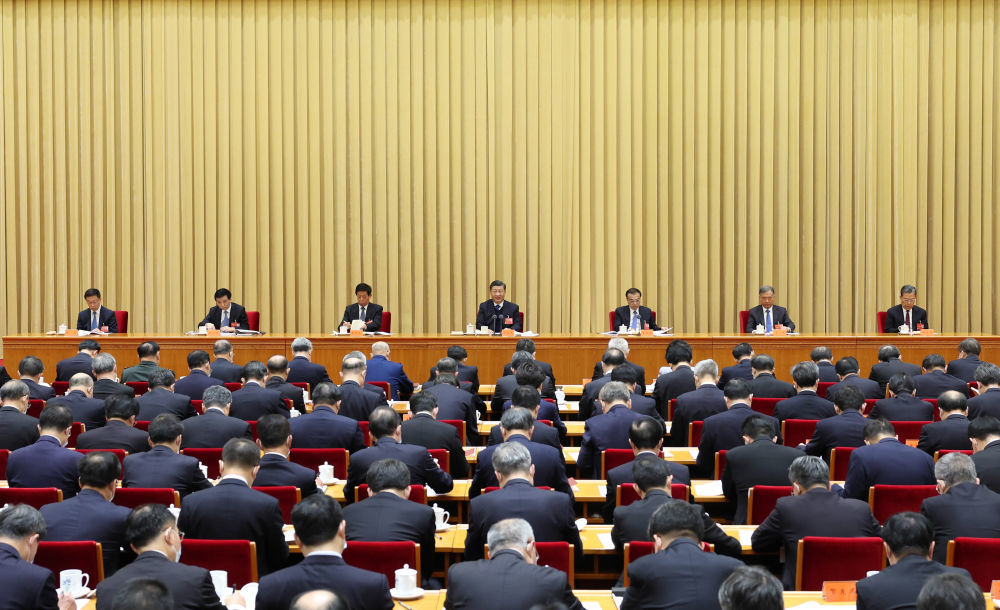 ↑2021年12月8日至10日，中央经济工作会议在北京举行。中共中央总书记、国家主席、中央军委主席习近平出席会议并发表重要讲话。