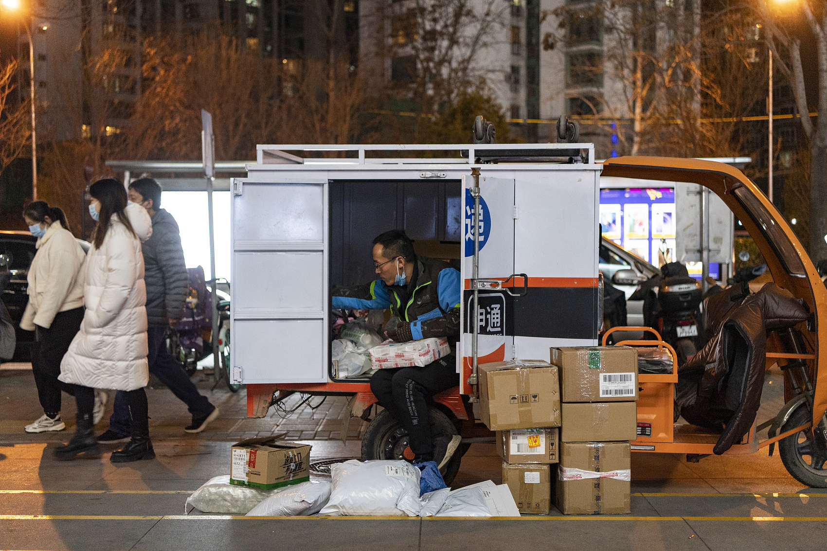 快递公司春节不打烊快递员日均派件300单干到月底就跑路