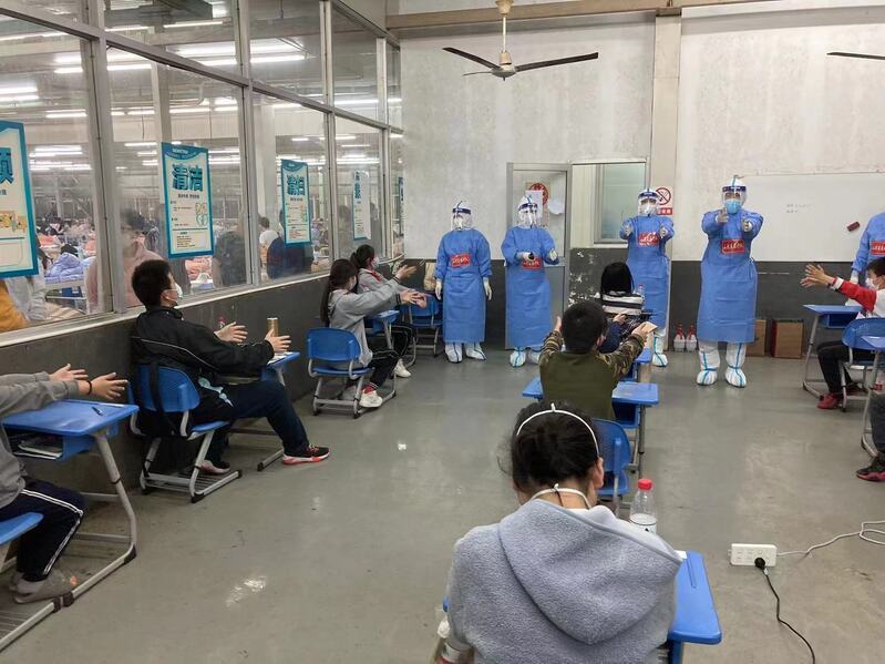 孩子们在医务人员带领下,在方舱网课教室做起了健身操。