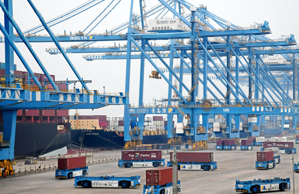 作业中的山东港口青岛港全自动化集装箱码头(10月16日摄)。新华社记者 李紫恒 摄