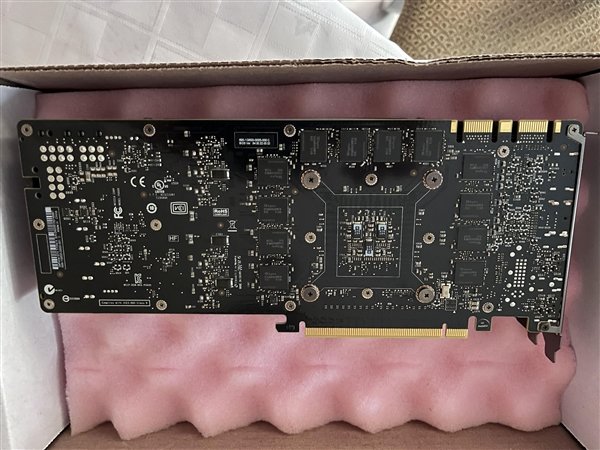 玩家买到诡异的GTX Titan X卡皇:五个接口 少了仨