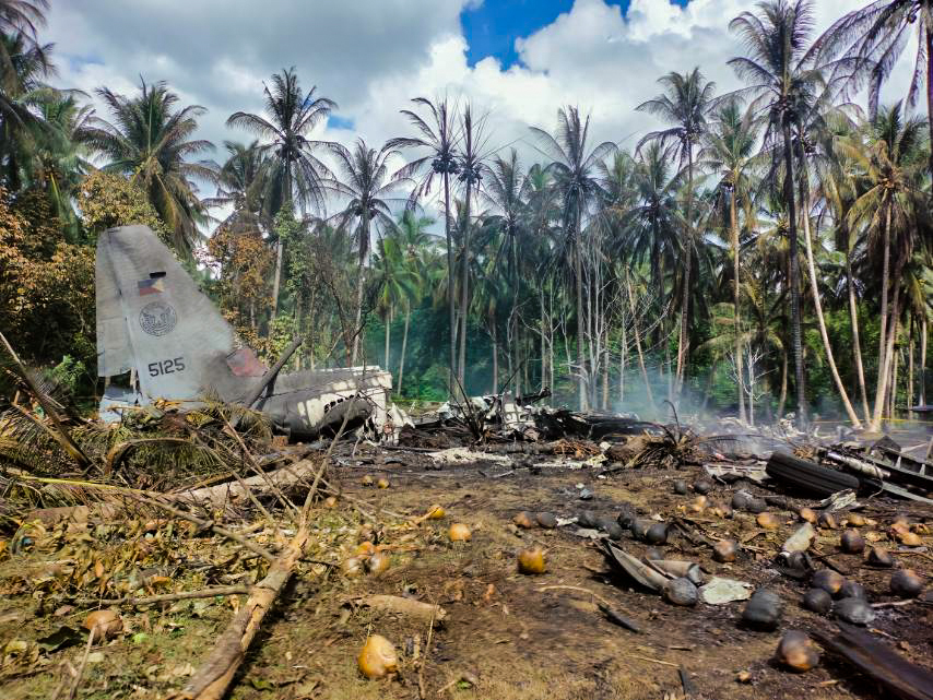 这是2021年7月4日在菲律宾苏禄省的军机坠毁现场拍摄的飞机残骸。新华社发（苏禄联合特遣部队供图）