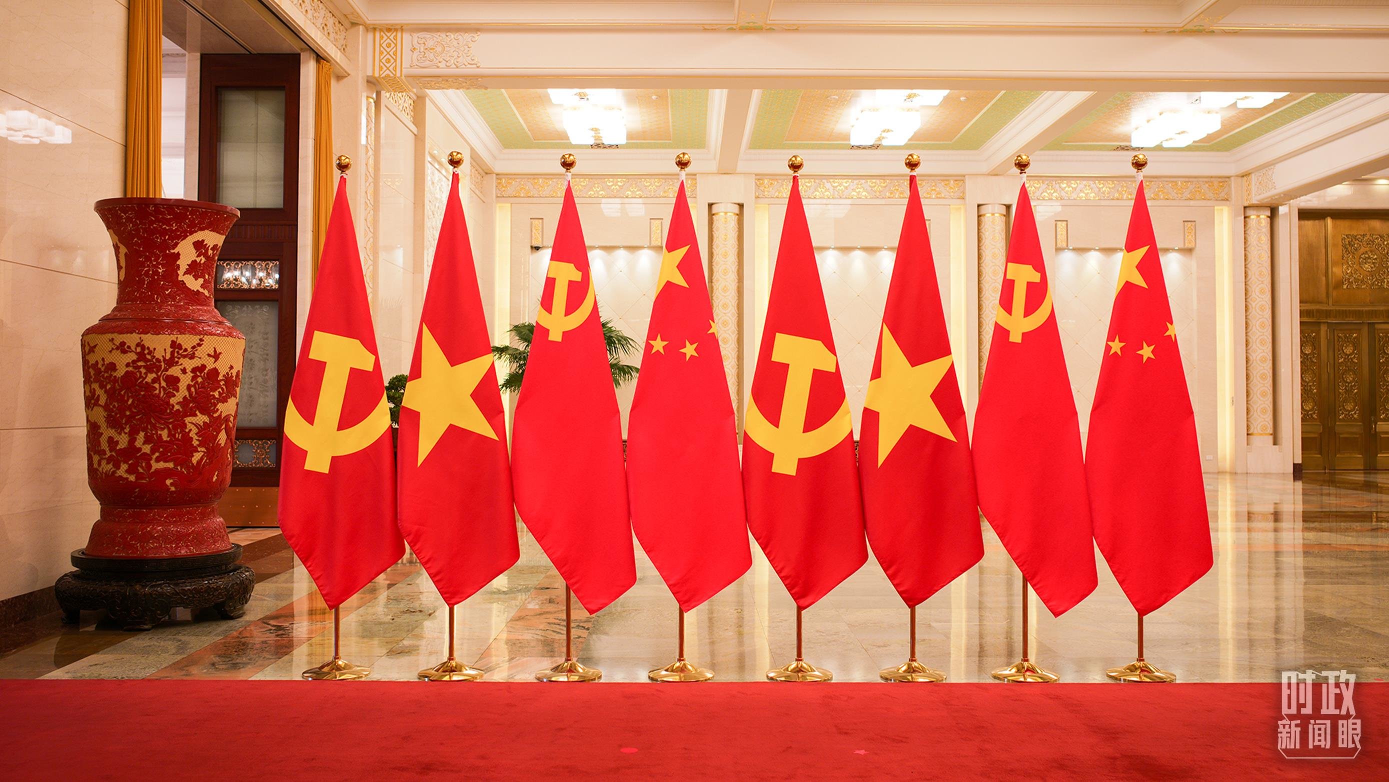 △人民大会堂，中国共产党和越南共产党党旗、中越两国国旗整齐排列。（总台央视记者王威拍摄）