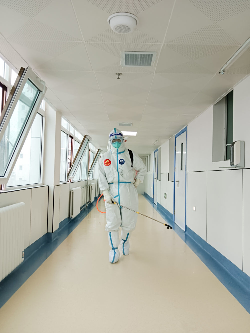 5月11日,王宗斌在医院走廊做消杀.(受访者供图)