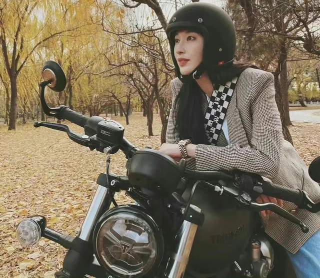 姐姐们羡慕"哇塞"了一把摩托车如今成了一种值得"炫耀"的大玩具当听到