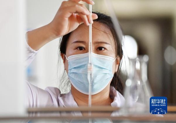 吕双双在天津渤海化工集团长芦汉沽盐场内的实验室工作（7月13日摄）。新华社记者李然摄