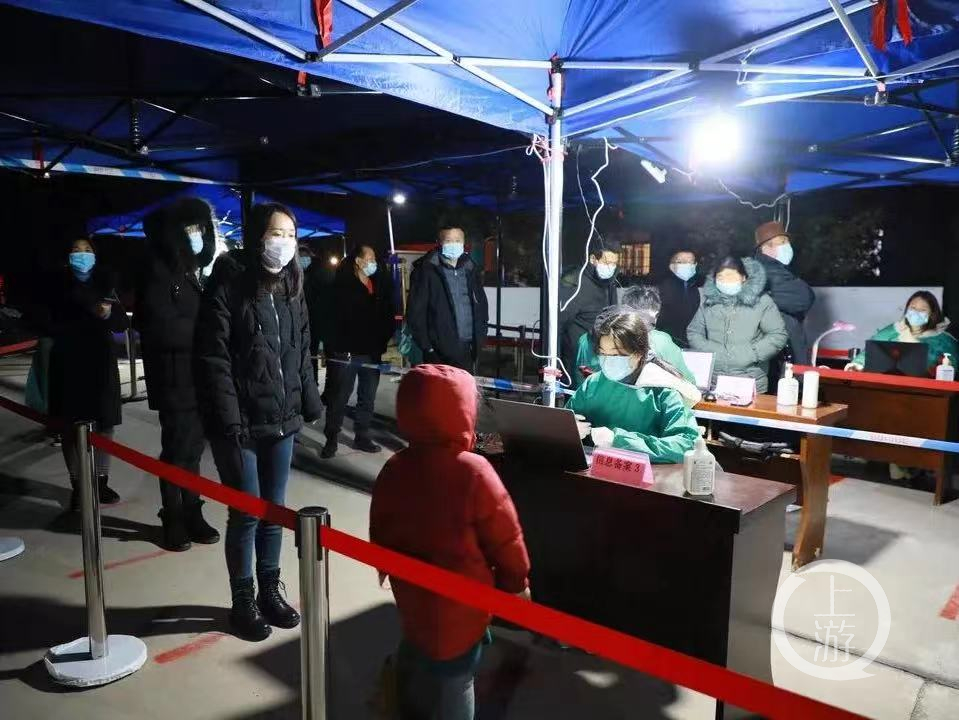▲吴中区临湖镇正在进行核酸检测。图片来源/苏州吴中发布
