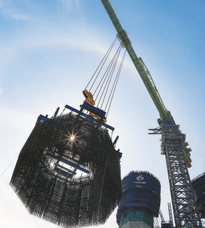 8月7日，在常泰长江大桥5号墩施工现场，塔吊正在吊装首节钢筋部品。汤德宏摄（影像中国）