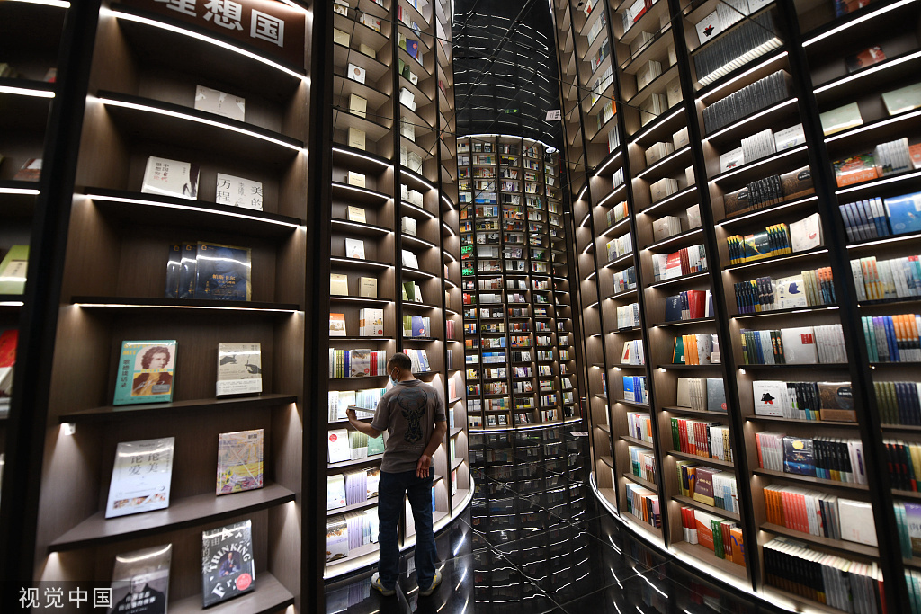 2022年3月28日,成都,都江堰钟书阁书店因其独特的空间设计吸引了一些读者前来拍照打卡。 这家书店在装修上使用了相当多的玻璃镜面,走进书店内部,会让人感觉空间特别大,四周也充满着魔幻感,如同走进了一座“奇幻森林”。