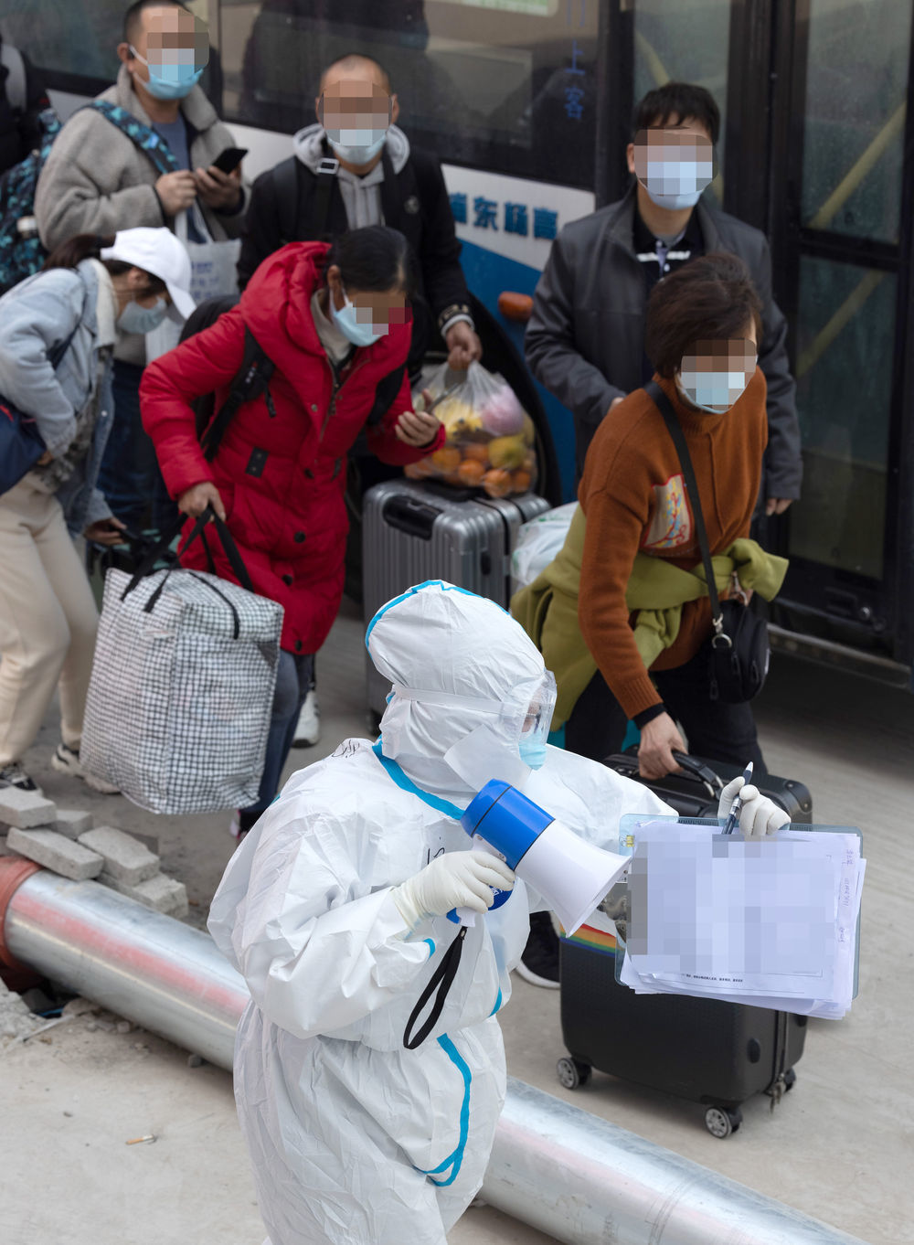 ↑4月6日，在上海临港方舱医院，一批新转运来的感染者即将入住接受治疗。新华社发（华山医院 供图）