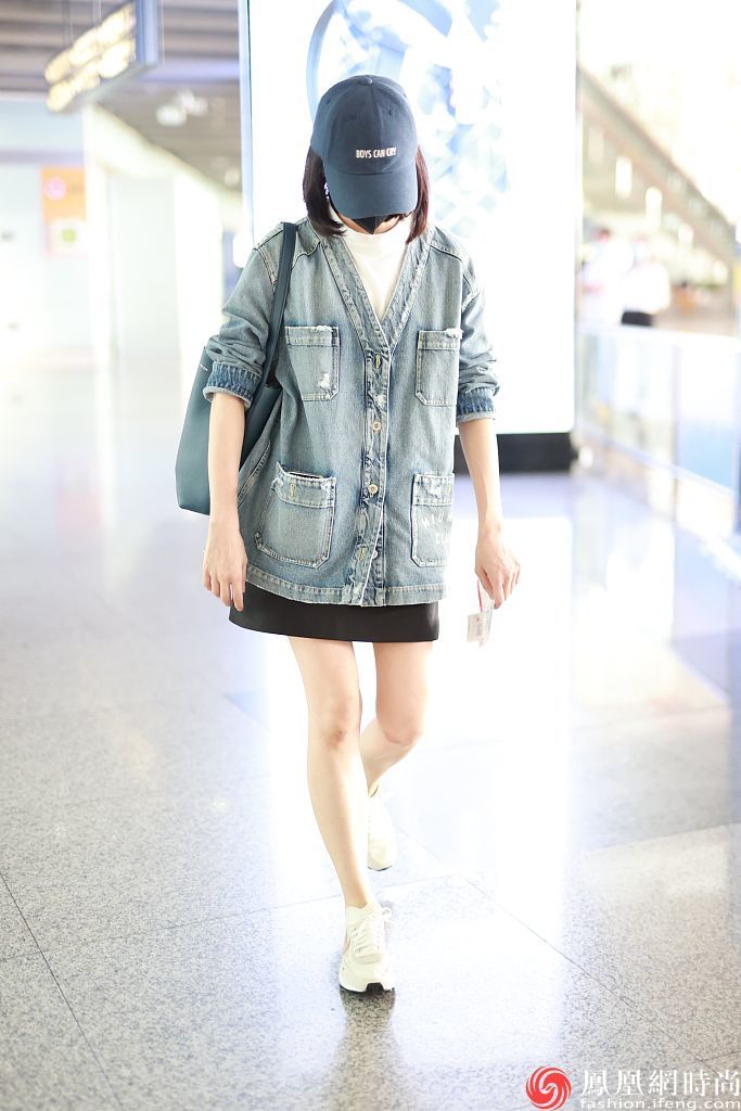 董洁清新造型现身北京机场,穿miu miu牛仔外套显时髦__凤凰网