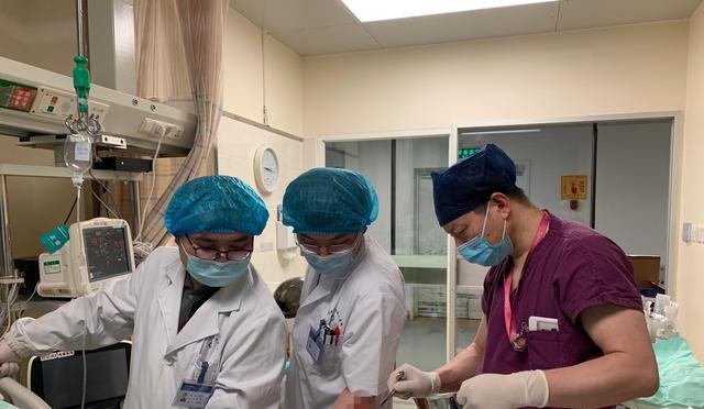 5月6日零点，罗令（右）和汤逸夫、黄煜钊博士在处理伤者肢体上的水泡。 受访者供图