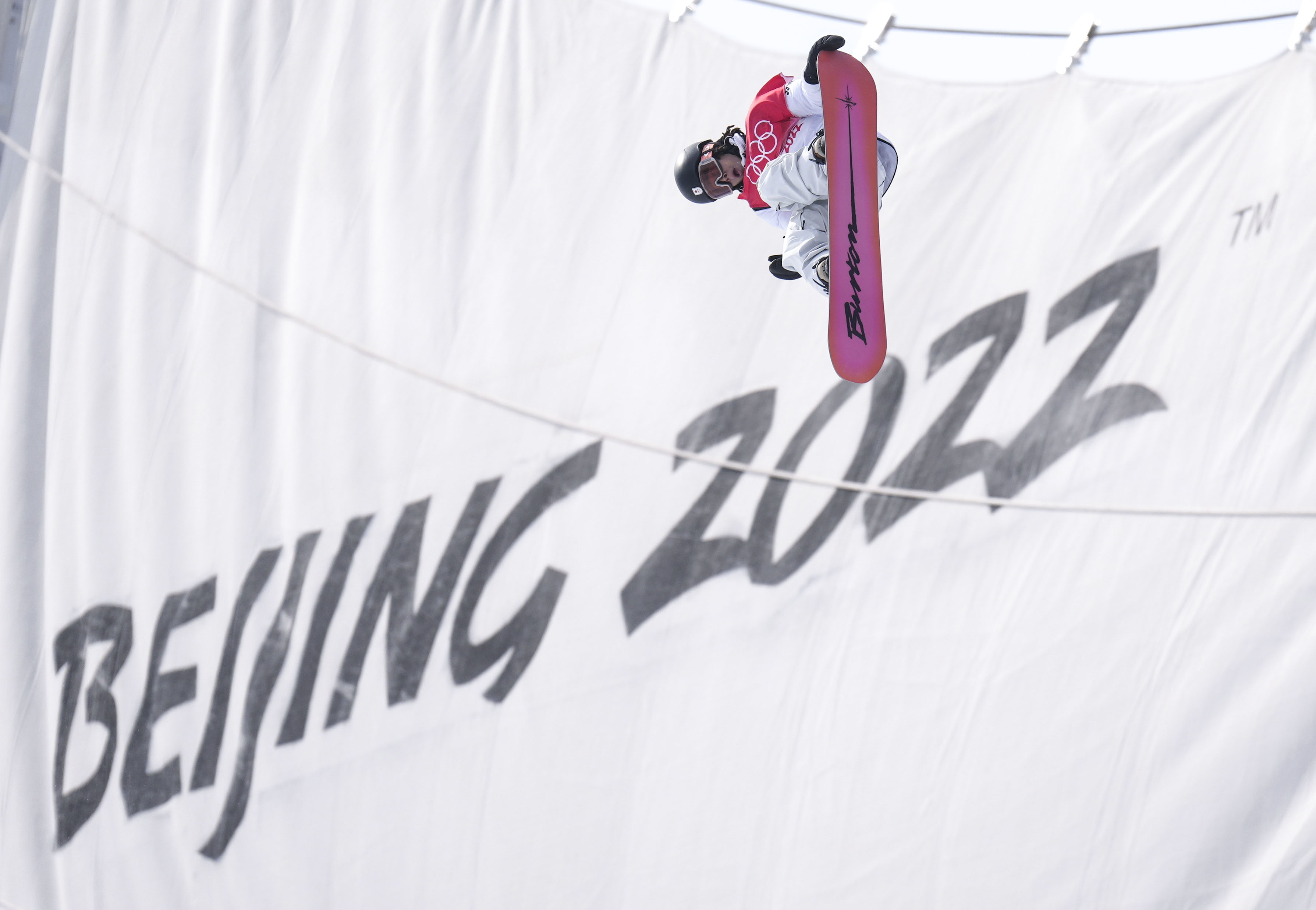 2月9日，日本选手平野步梦在北京冬奥会单板滑雪男子U型场地技巧资格赛中。新华社记者牟宇摄