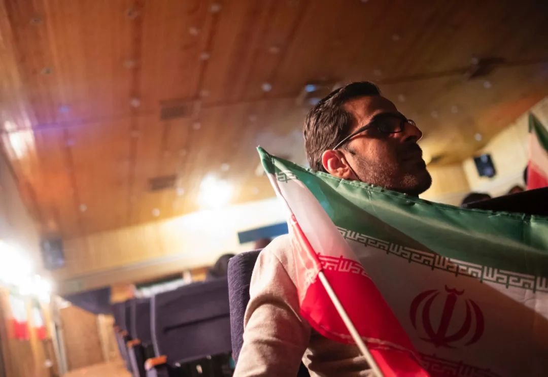 ◆11月29日，球迷在伊朗首都德黑兰观看伊朗对美国的比赛。