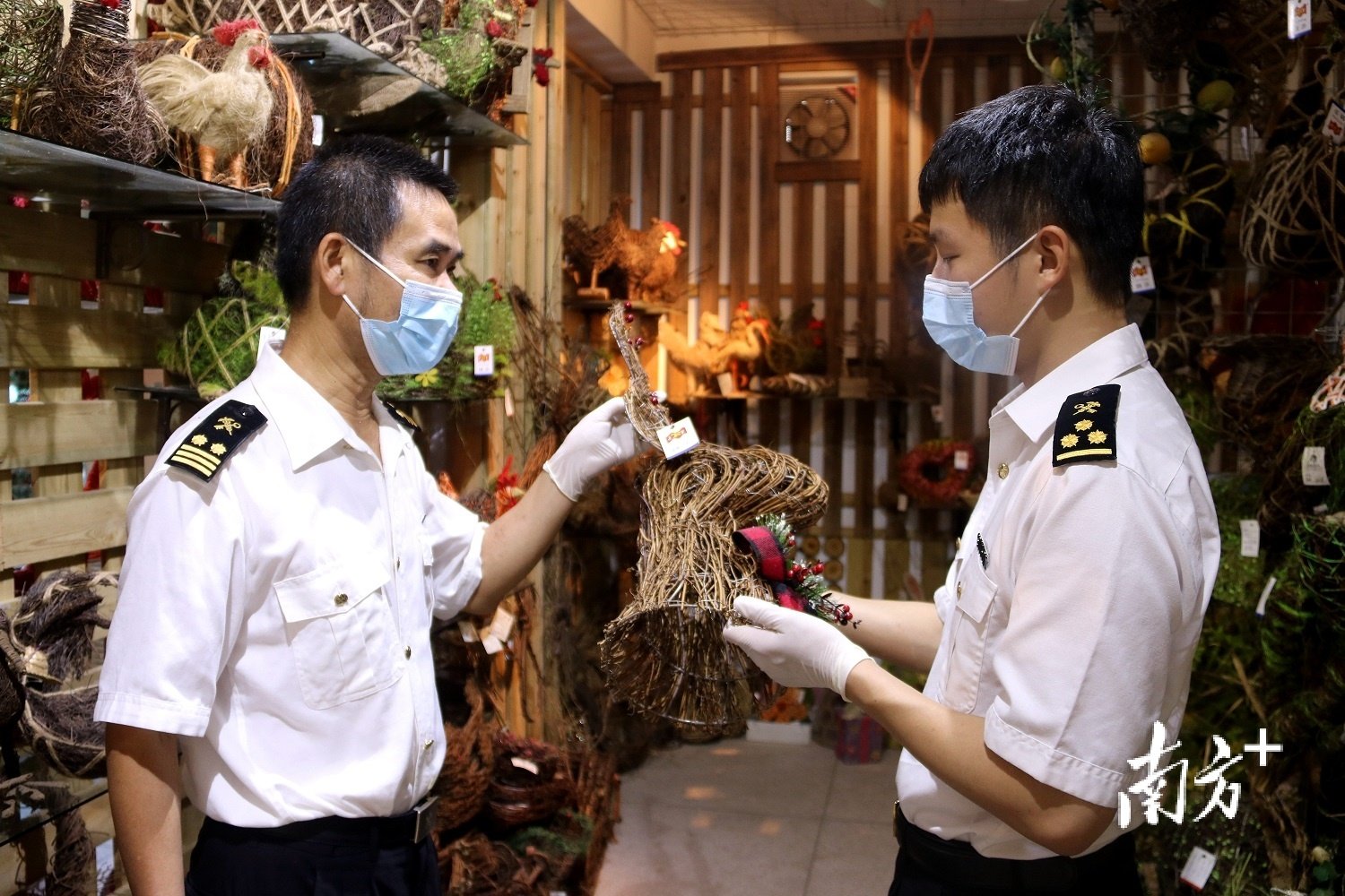 梅州海关关员对藤草编工艺品生产进行检疫监管。