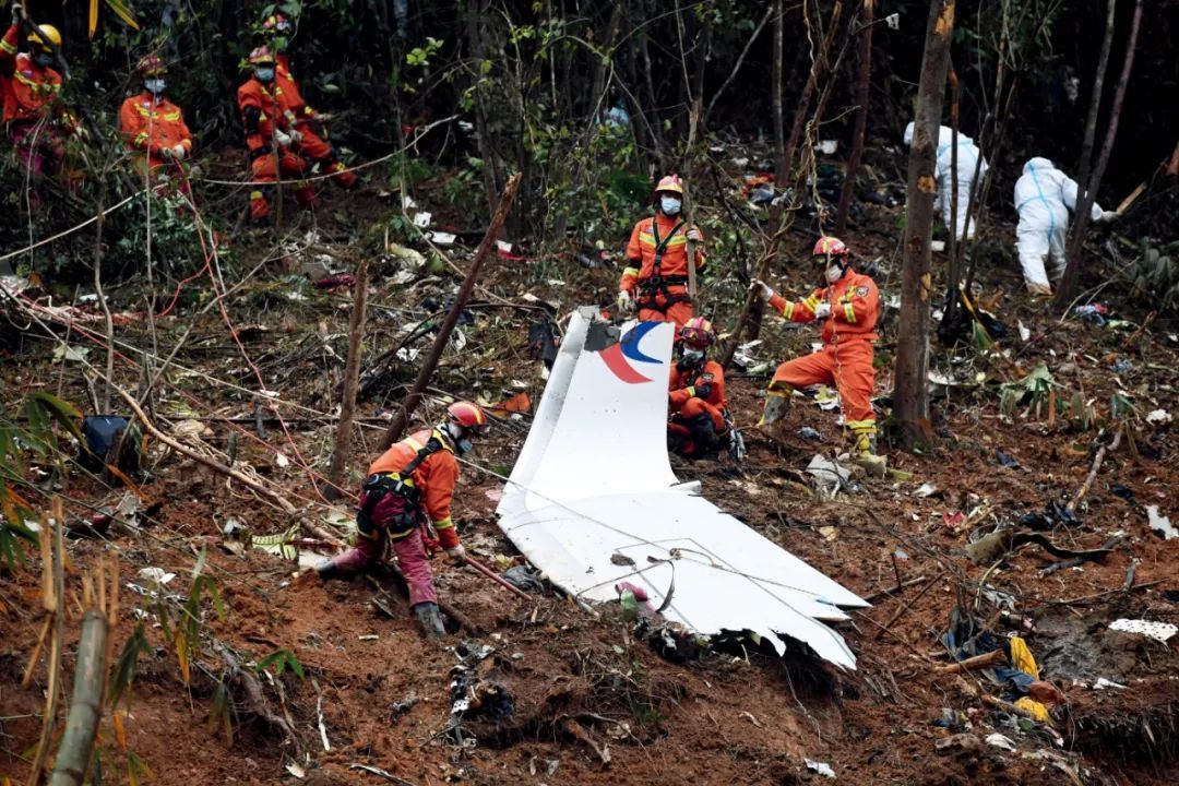 3月24日,搜救人员在位于广西梧州市藤县的东航mu5735客机坠毁