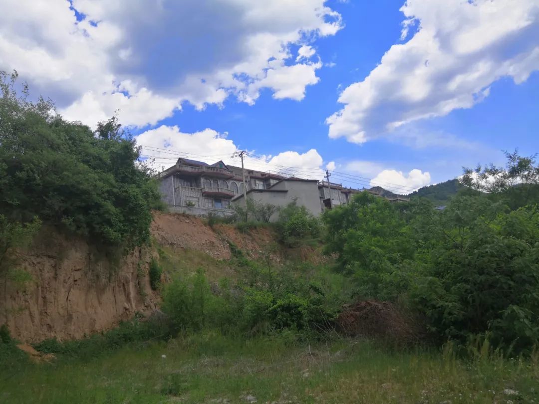 济南南部山区潘家新 村在山坡上建了20多栋别墅。 摄影 / 本刊记者 周群峰