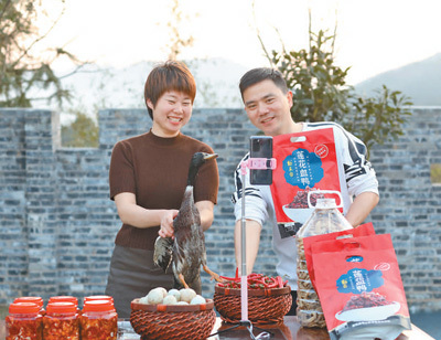 江西萍乡市莲花县六市乡山背村,村民在通过网络直播销售农产品。李小斌摄(影像中国)