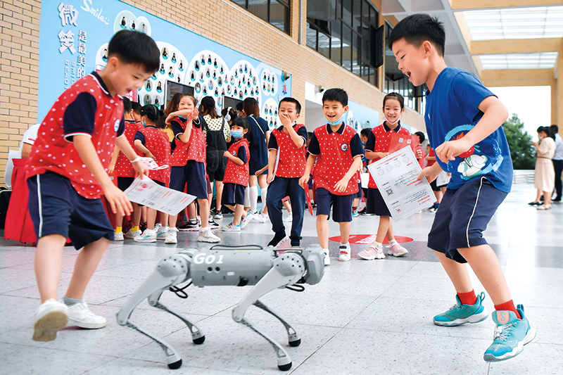人工智能可能有自主意识了吗?超出技术领域的学术探讨 第2张-心情说说 长沙华夏实验学校学生和机器狗互动(2022年6月22日摄) 薛宇舸摄/本刊