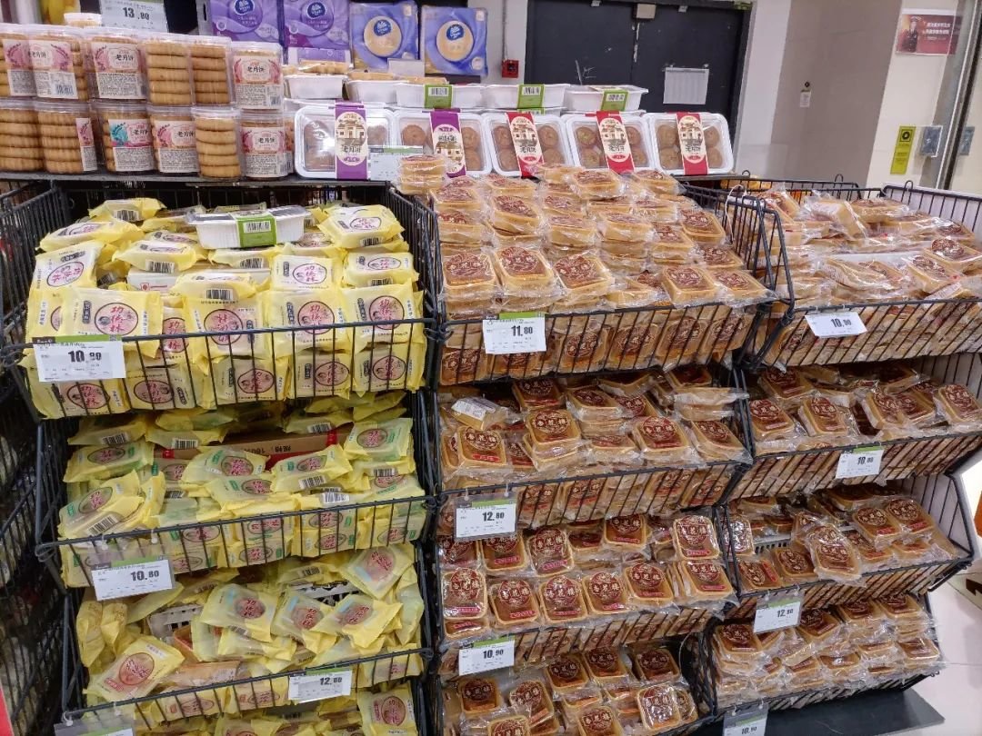 ▲超市里销售的散装月饼为消费者提供不同选择。刘浩/摄