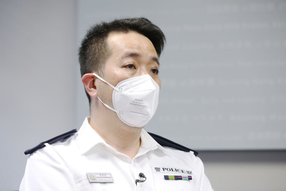 香港警员黄敬慈在接受新华社记者采访（4月6日摄）。新华社记者 吴晓初 摄