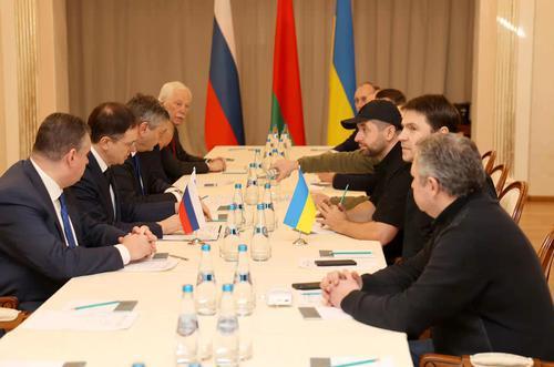 ▲2月28日，俄乌代表团在白俄罗斯戈梅利州开始谈判。图/新华社