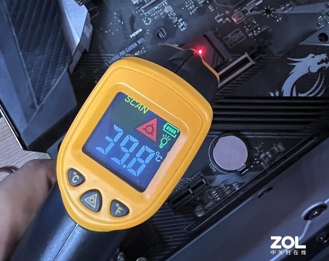 为何PCIe4.0 SSD需要散热马甲?对比实测后我信了