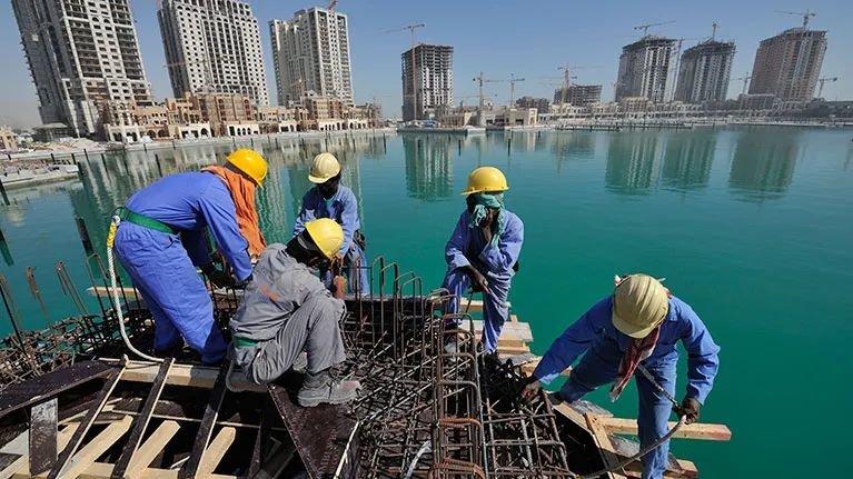 ◆卡塔尔世界杯场馆和基础设施的建造依赖大量海外劳工。