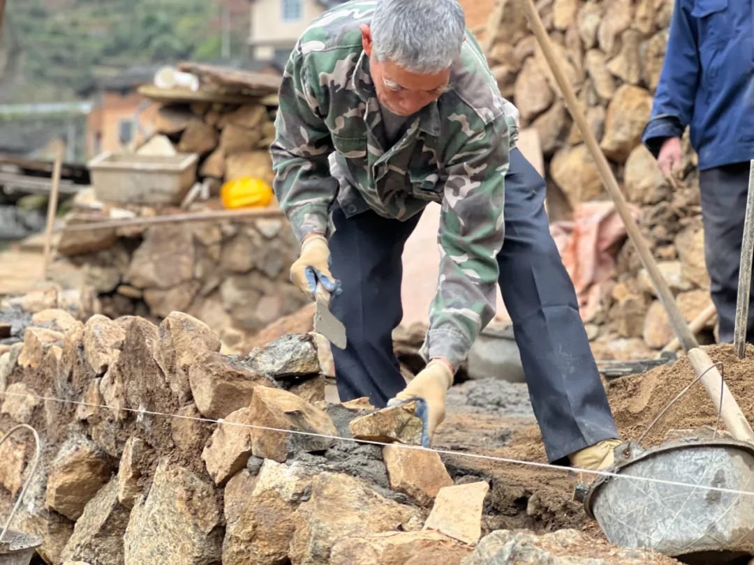 松阳县三都乡松庄村一村民正在翻修石磡。