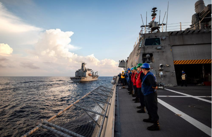“塔尔萨”号濒海战斗舰2020年12月23日在南海进行海上补给