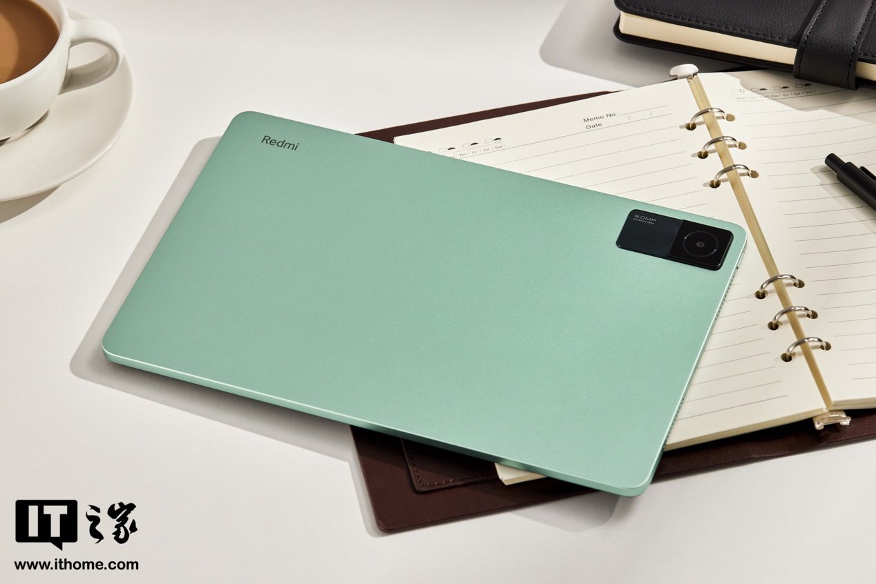 桌子上的电脑和手机