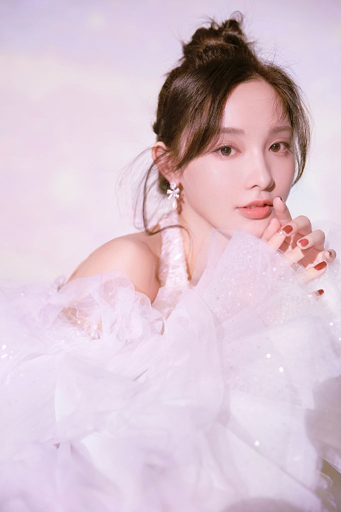 彭小苒发布冰雪写真 新剧《冰雪之名》热播中_凤凰网娱乐_凤凰网