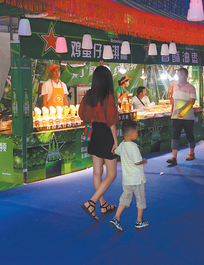 浙江诸暨市安华镇以“浙夜好·夜安华”为主题,加大帮扶力度,成功打造夜经济小镇,带动购物、餐饮、文旅、娱乐、交通等行业发展。图为安华镇夜市。范 晨摄