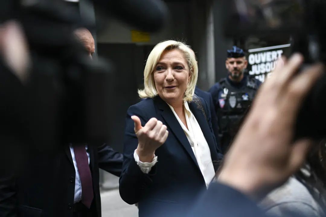 当地时间2022年4月24日,勒庞离开了法国巴黎的竞选总部.图据视觉中国