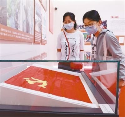 观众在中国国家博物馆观看中央和国家机关党的建设成就巡礼展。