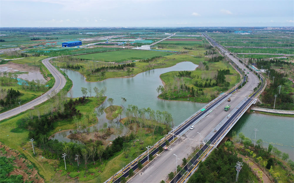 河北雄安新区启动区中央绿谷生态廊道一角（2022年7月28日摄，无人机照片）。新华社记者 朱旭东 摄