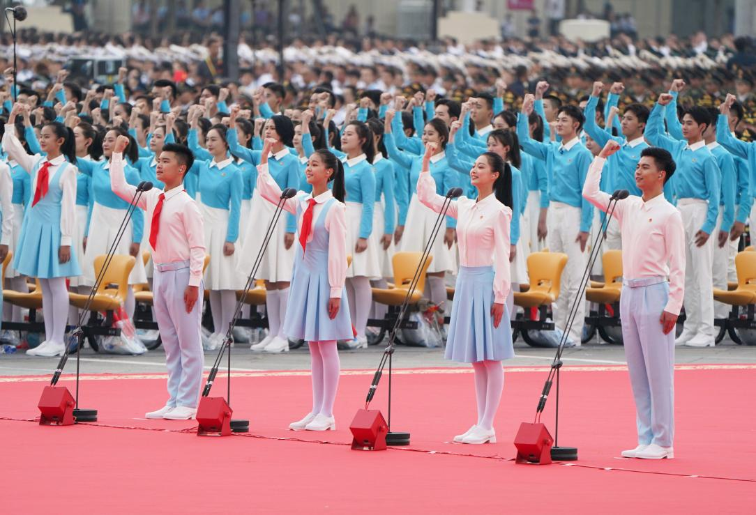 2021年7月1日上午，庆祝中国共产党成立100周年大会在北京天安门广场隆重举行。这是共青团员和少先队员代表集体致献词。新华社记者 陈晔华 摄