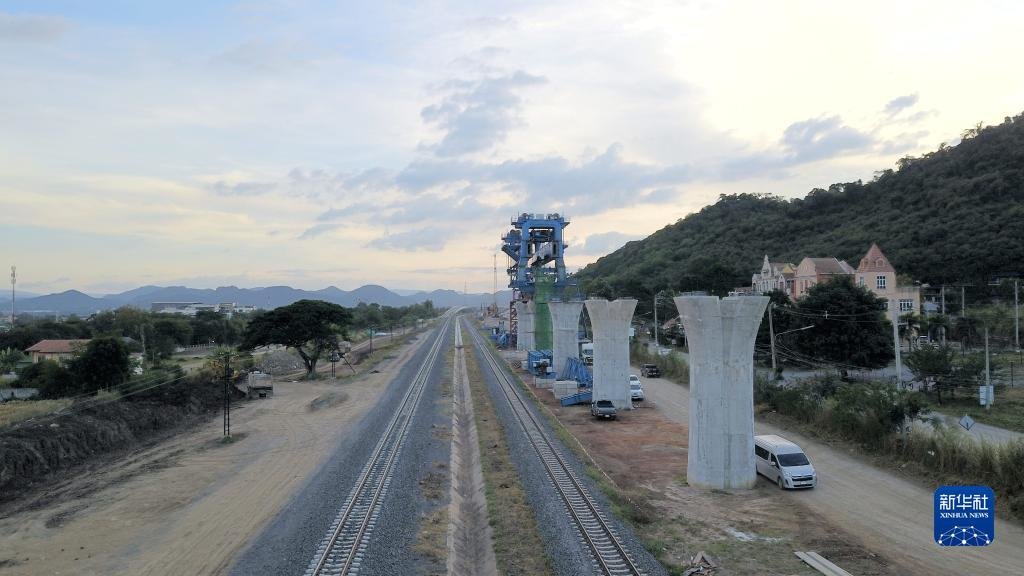 这是11月10日在泰国呵叻府拍摄的中泰铁路建设现场（无人机照片）。新华社记者王腾摄