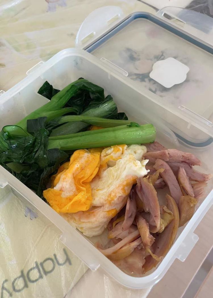 为了避免风险,云吞选择自己带饭上班。/受访者供图